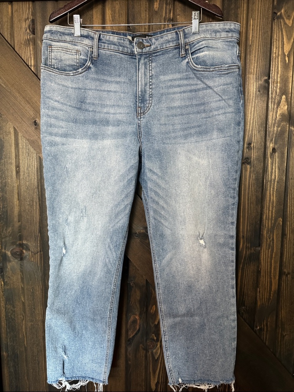 Light Wash Women’s lightly distressed jeans - Casual Straight Fit